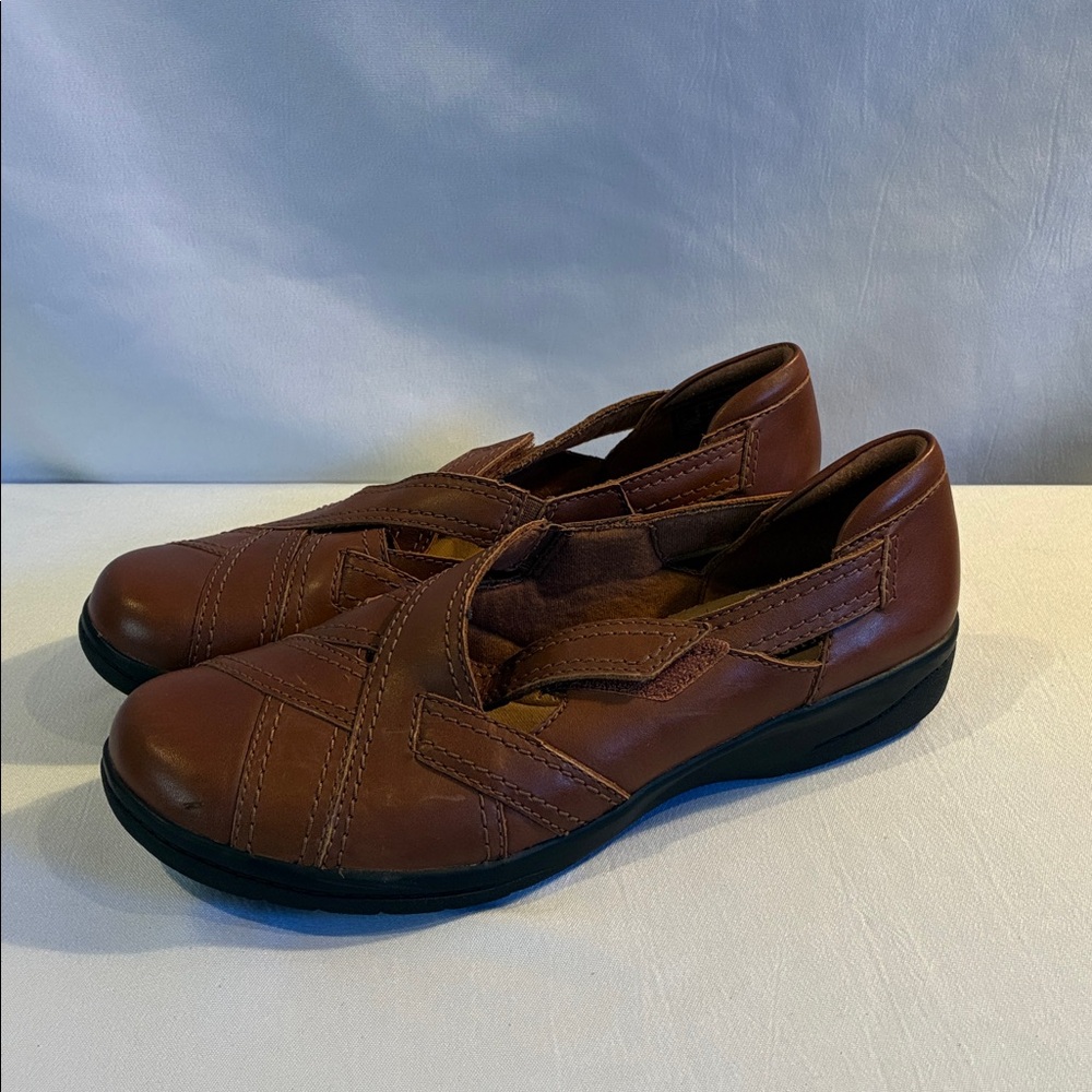 Clarks Collection Cheyn Wale brown faux leather soft cushion loafers size 9